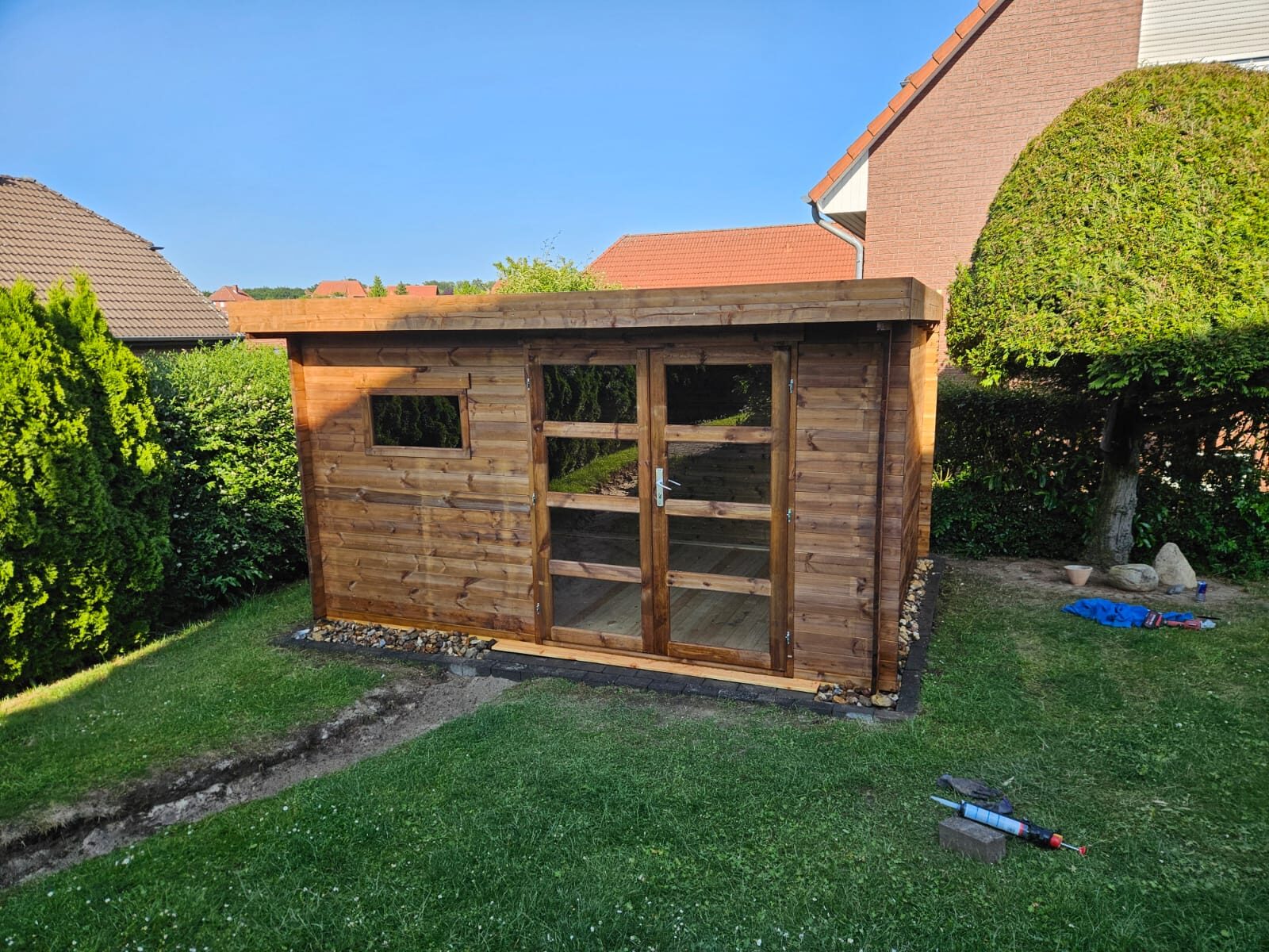 Fertiggestelltes Gartenhaus